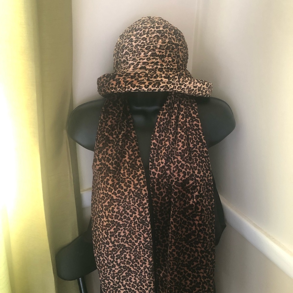 David & youngVelvet leopard print hat and scarf